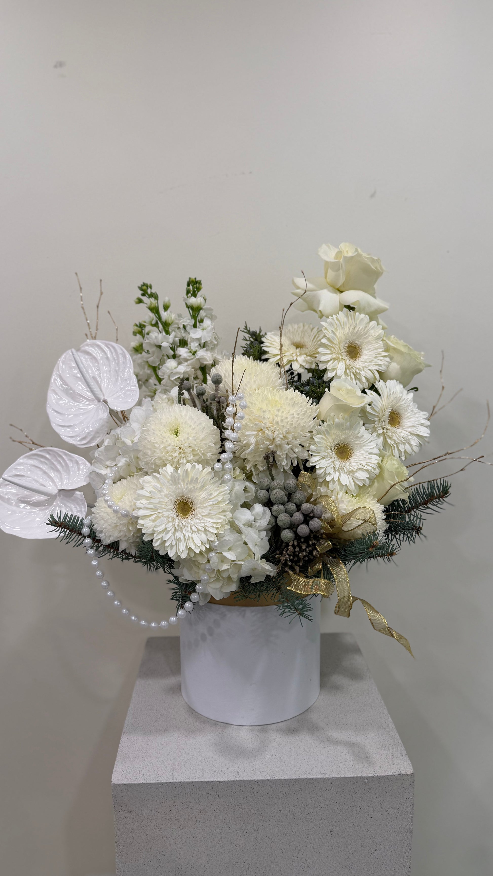 White luxury flower box with roses and chrysanthemums – Aurora flower delivery