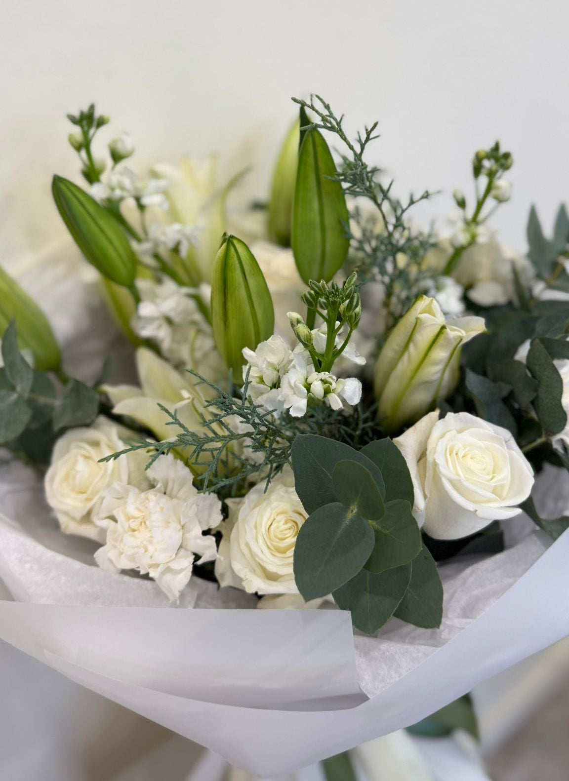 White bouquet with roses and lilies – same day flower delivery